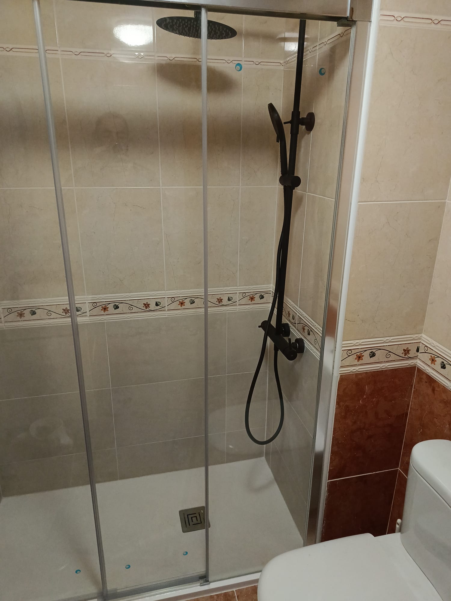 Trabajo de albañilería en Coruña: cambio de plato de ducha y alicatado — E-Renova