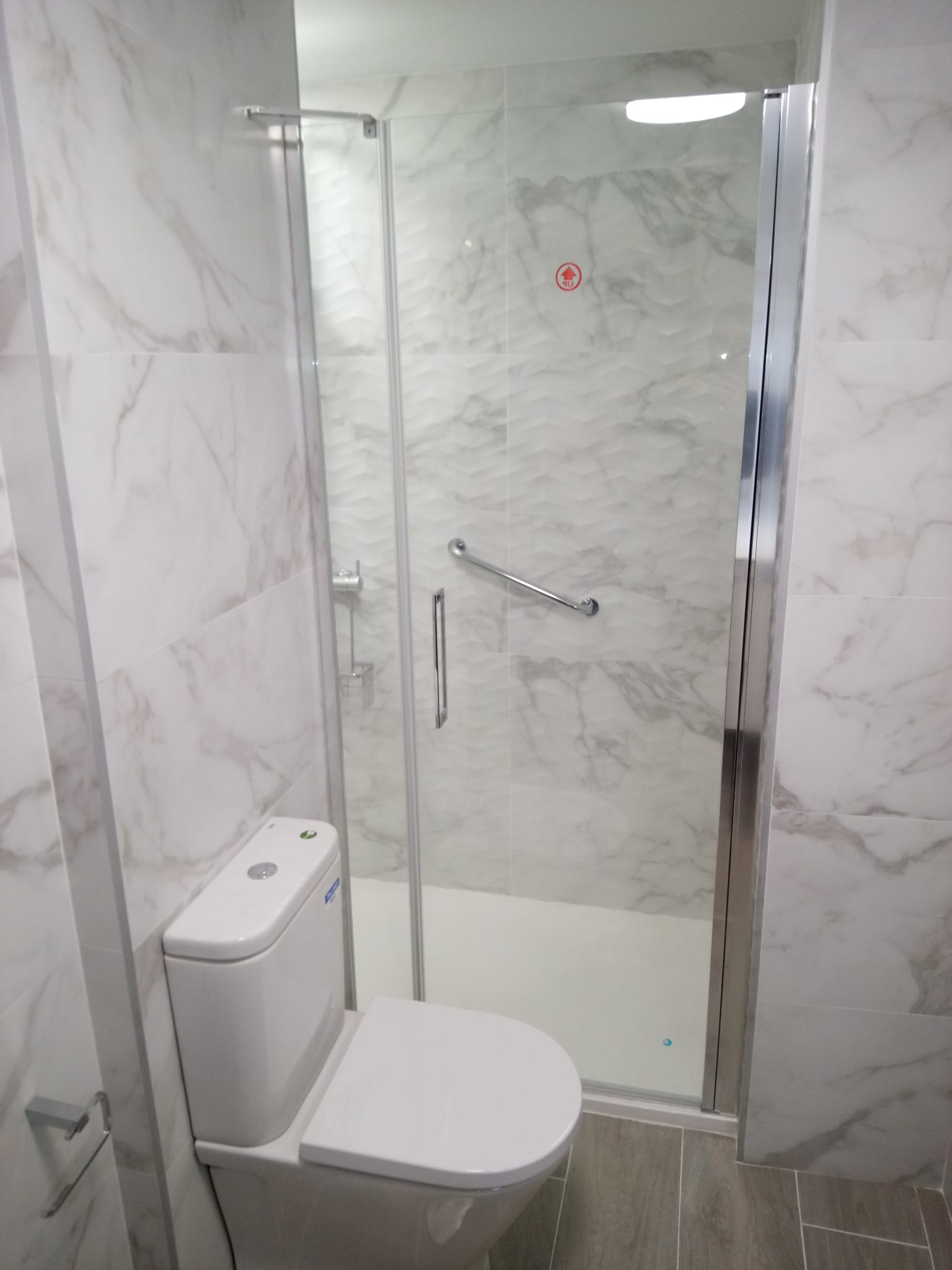 Alicatado de ducha con relieve tipo mármol en una reforma de baño en Coruña
