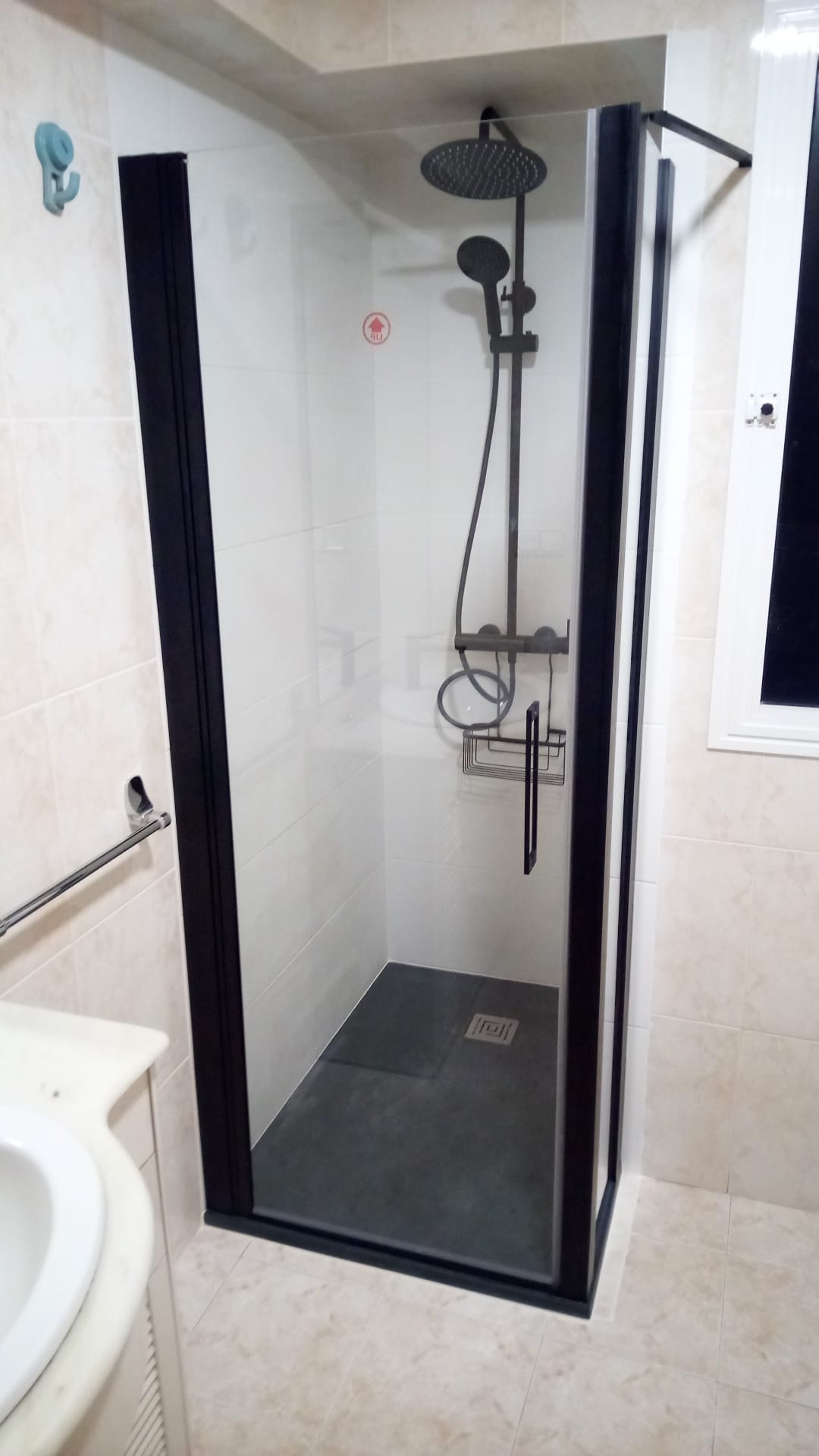 Reforma de baño con plato de ducha de pizarra — E-Renova, reformas en Betanzos