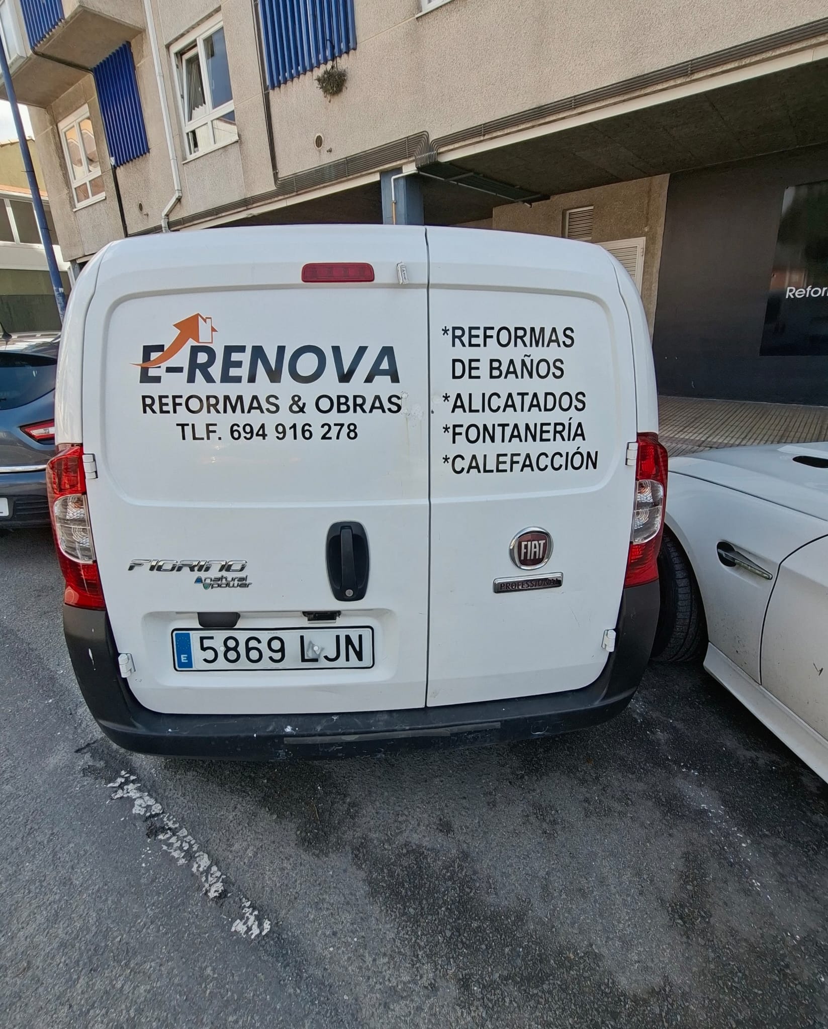 Furgoneta rotulada de E-Renova, reformas y obras en A Coruña