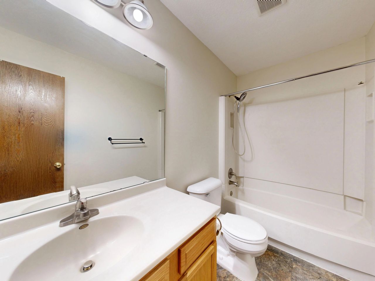 Baño con bañera y zona de ducha — E-Renova