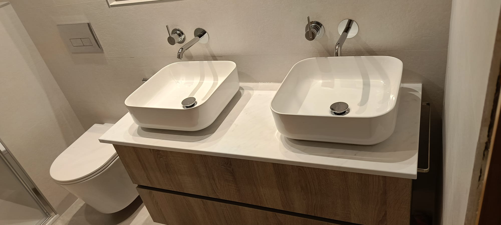 Reforma de baño con doble lavabo sobre encimera — E-Renova, reformas en Oleiros