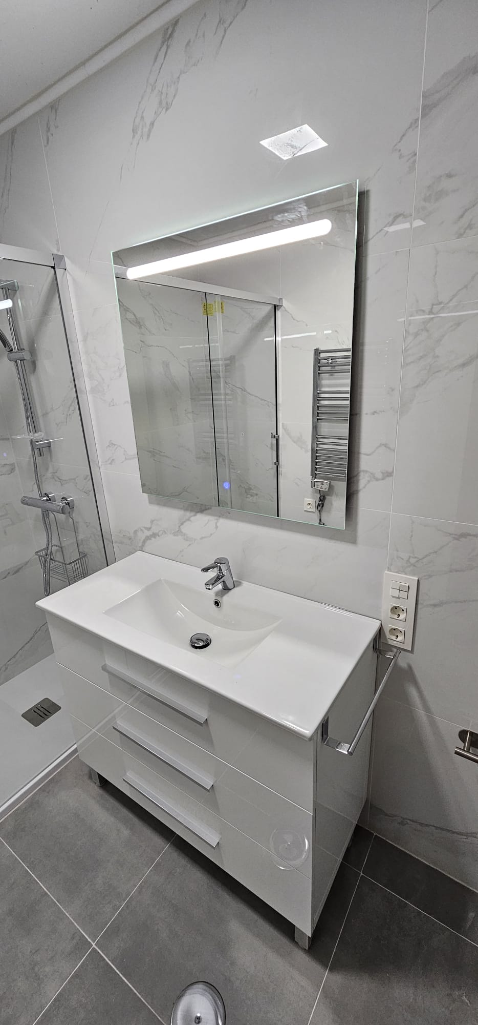 Reforma de baño con lavabo y espejo iluminado — E-Renova, reformas en Culleredo
