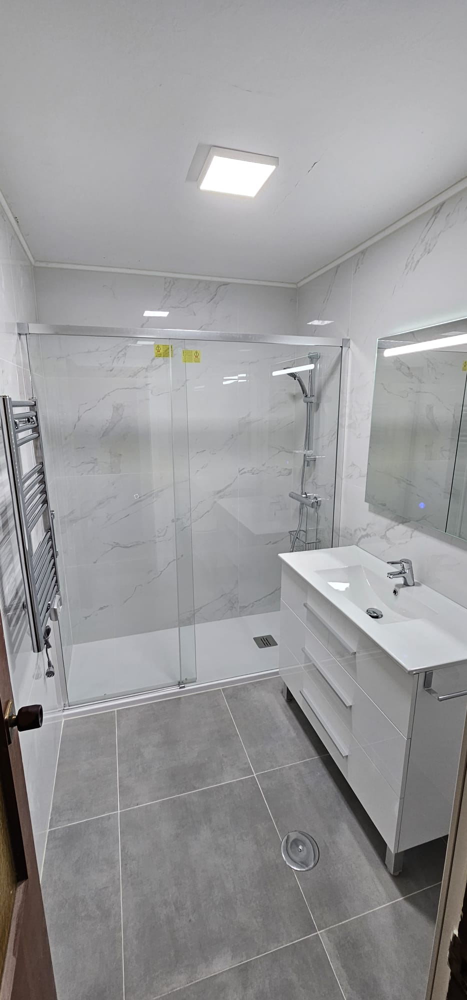 Reforma de baño con acabado en mármol blanco — E-Renova, reformas en Cambre