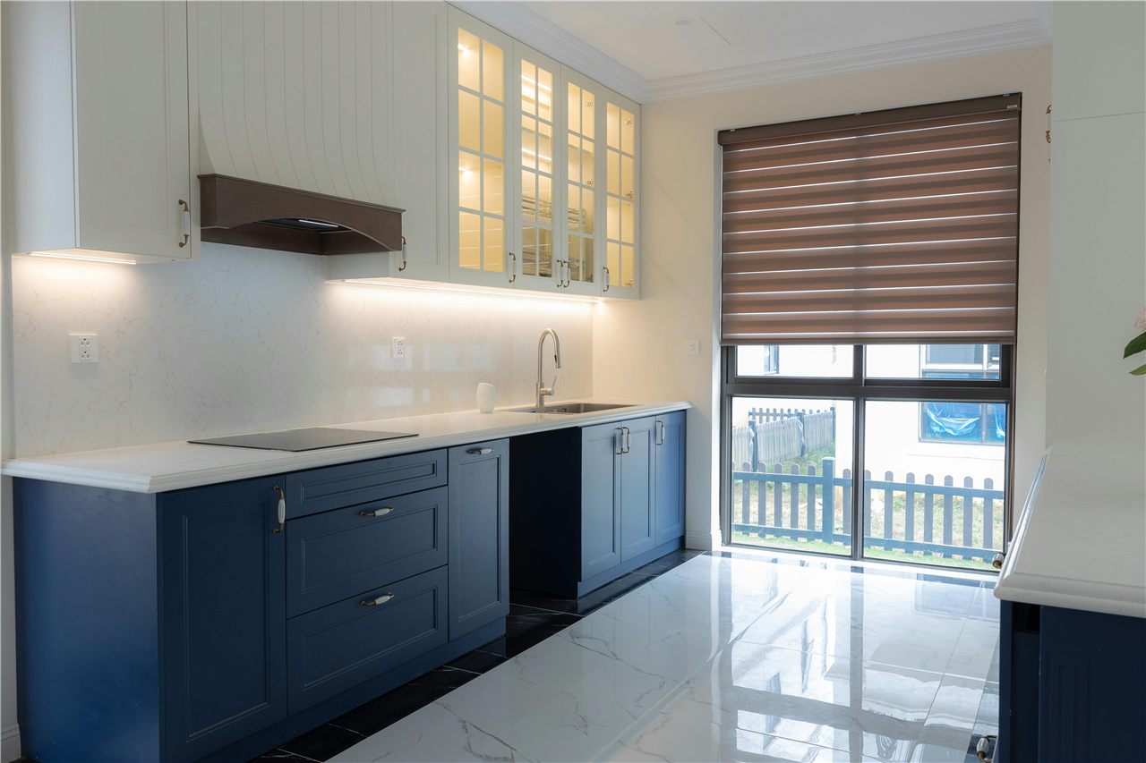 Reforma de cocina con muebles azules en A Coruña — E-Renova