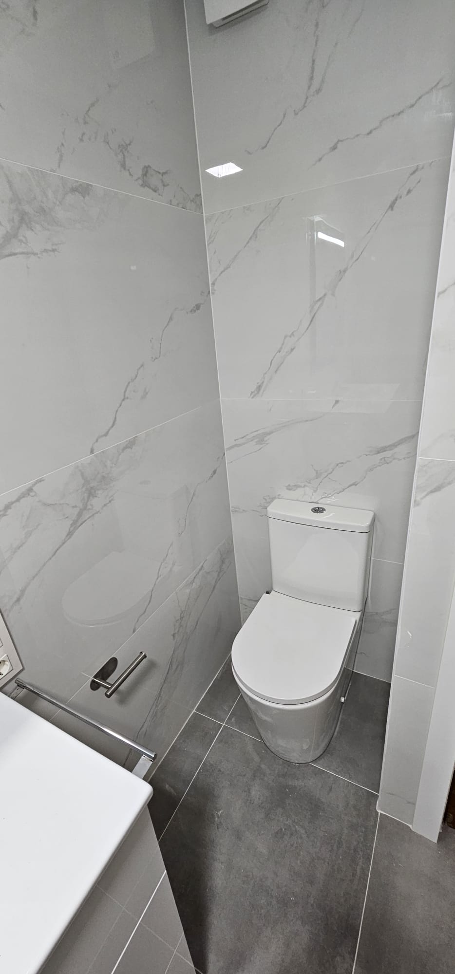 Baño con acabado efecto mármol — E-Renova