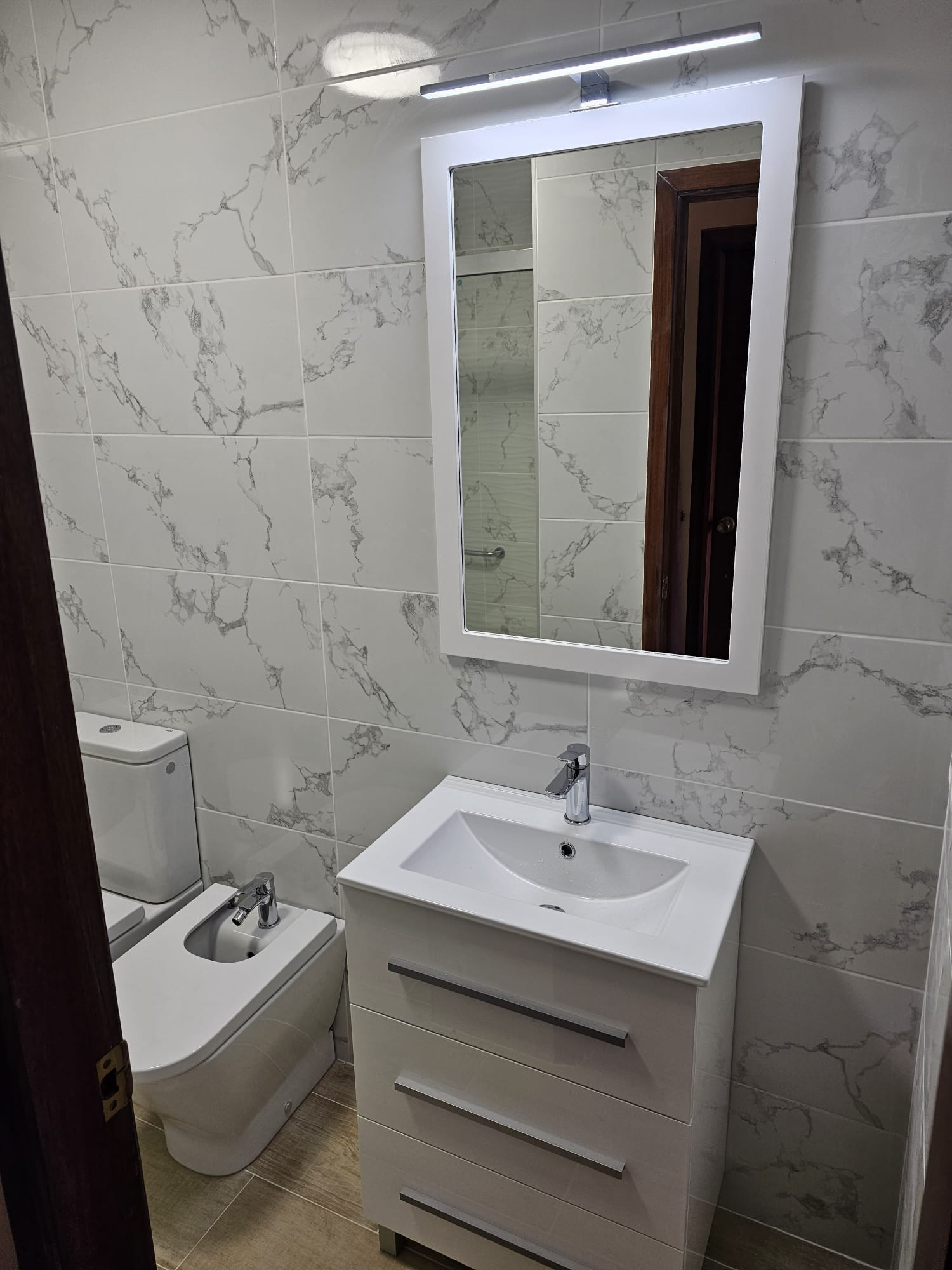Reforma de baño con mueble de lavabo y bidé — E-Renova, reformas en Bergondo