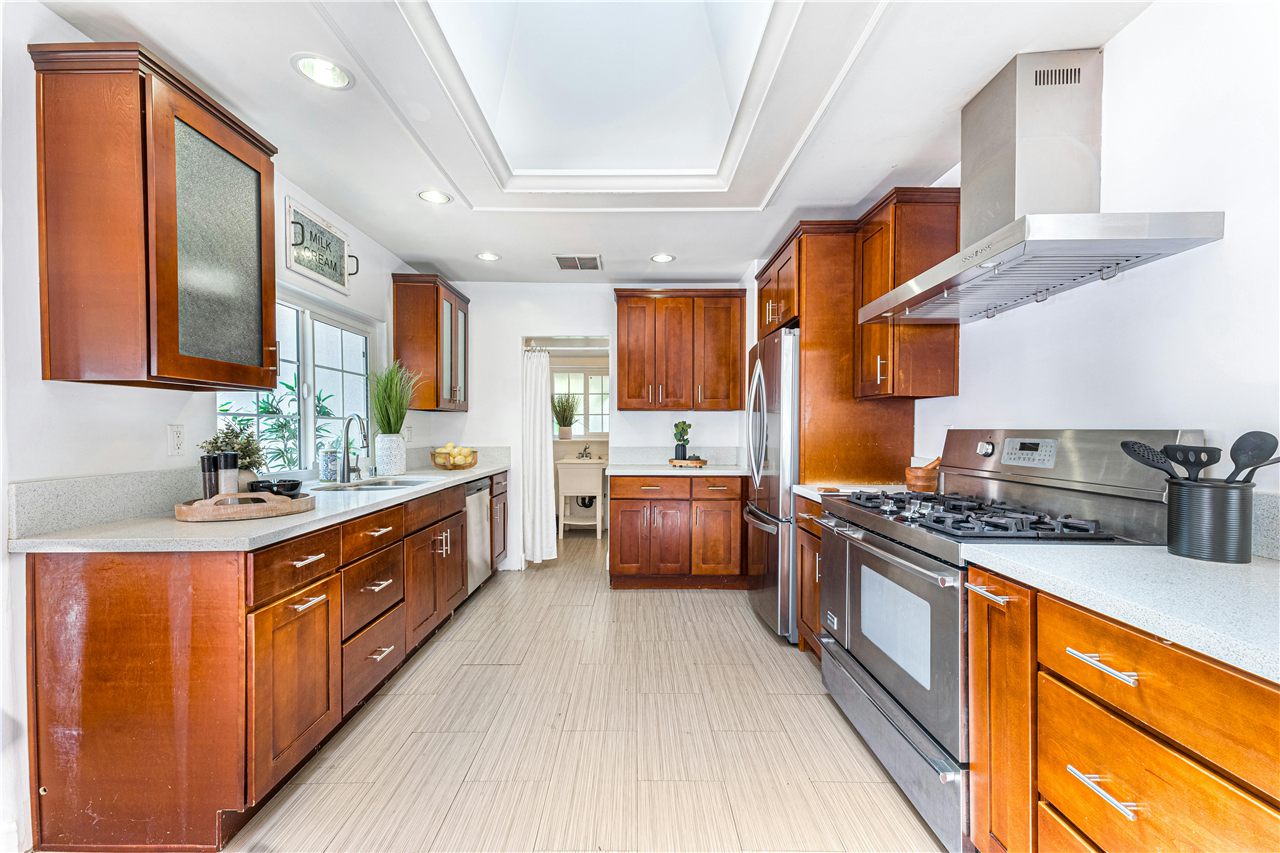 Reforma de cocina con muebles de madera y encimera en A Coruña — E-Renova
