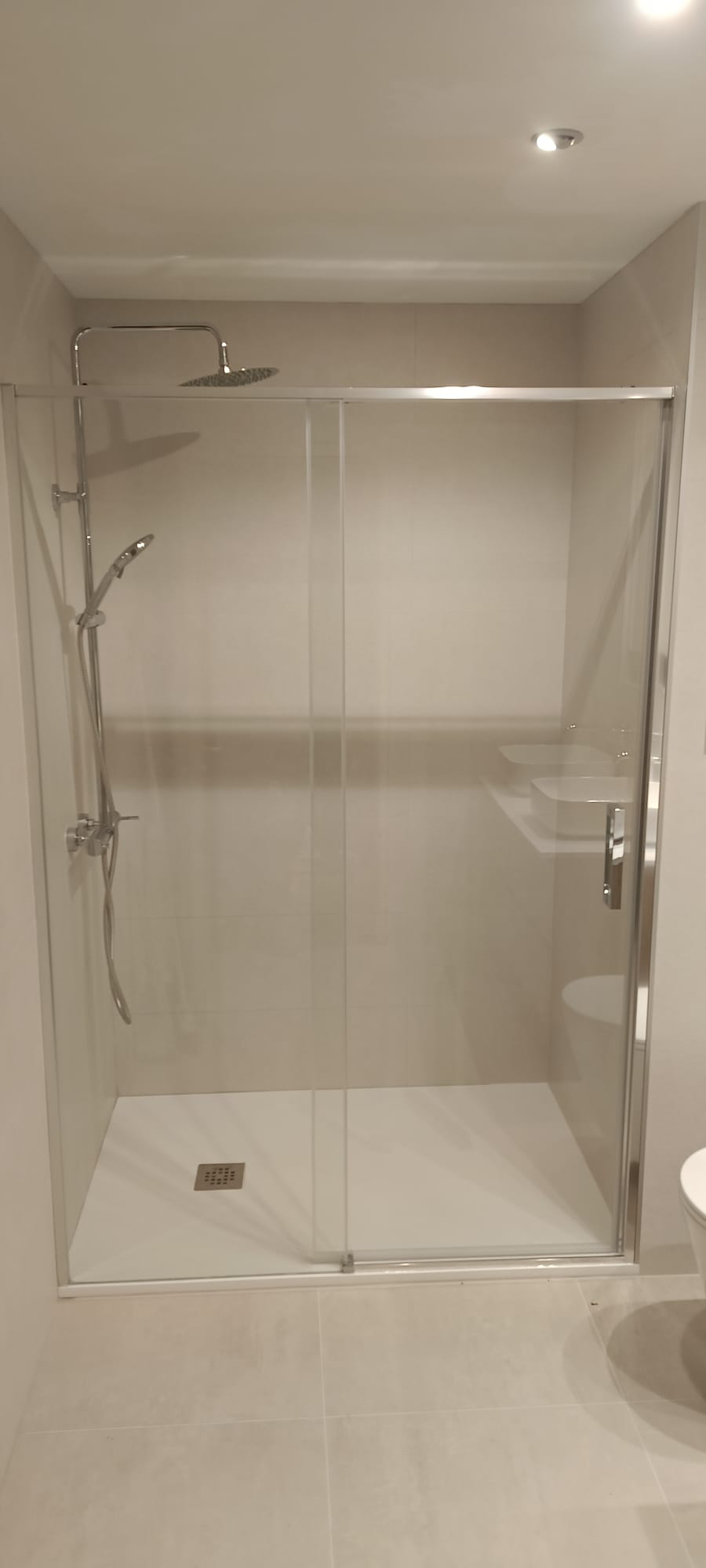 Baño con ducha y mampara corredera — E-Renova